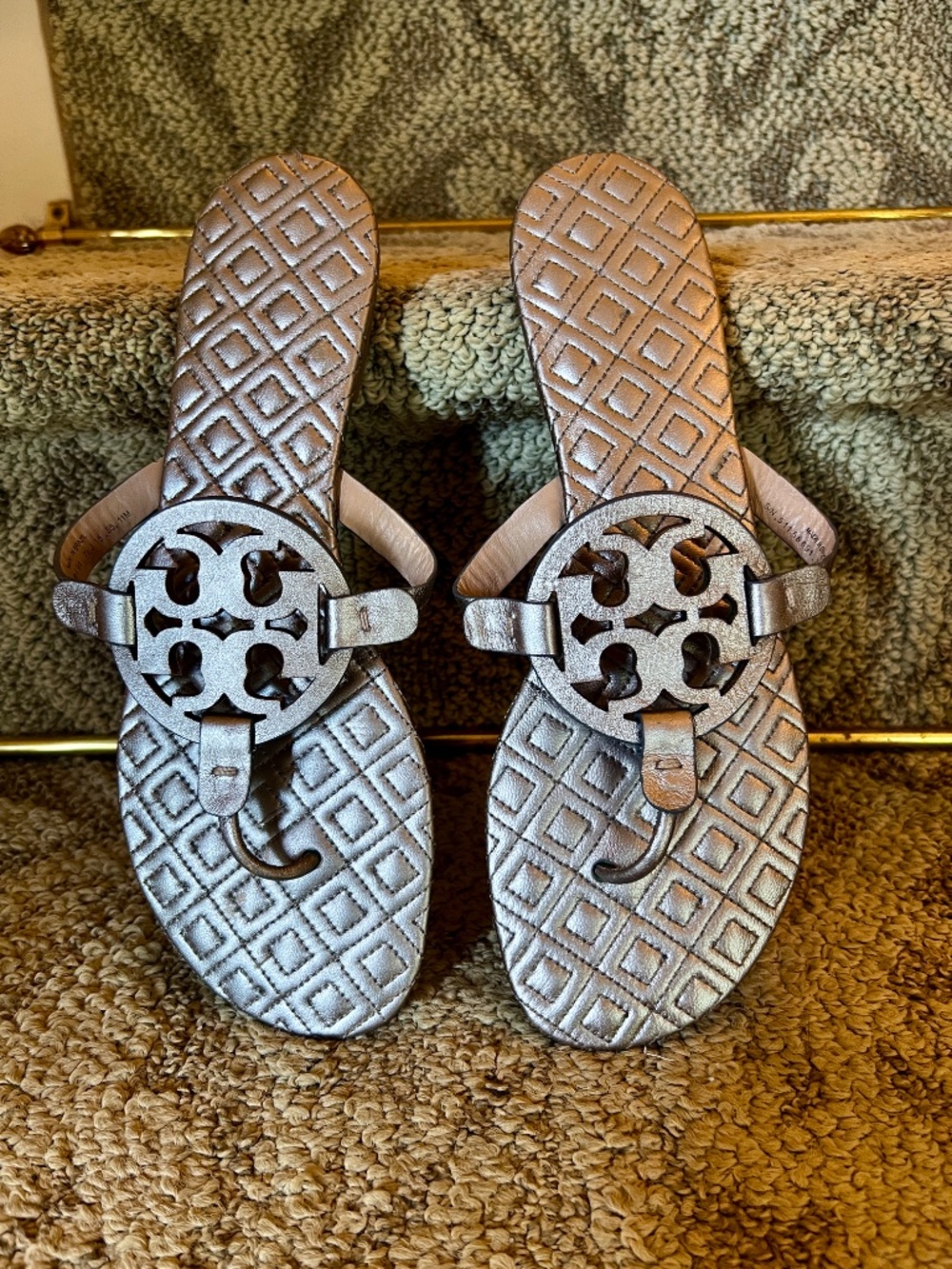EUC Tory Burch Miller Quilted Thong Sandals in Metallic Pewter Gray Size 11 - Picture 2 of 6